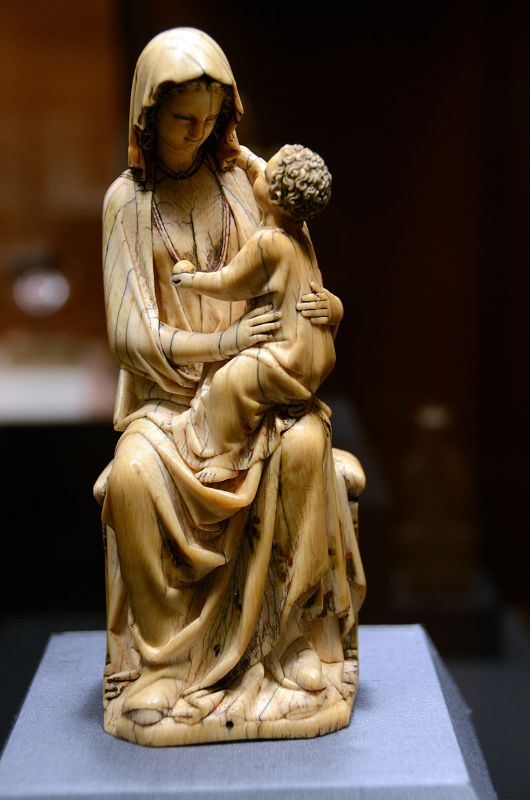 New York Cloisters 42 014 The Treasury - Enthroned Virgin and Child - Ivory, France 1260-80